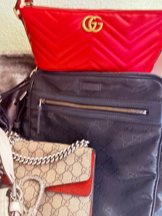 Handbags - Uh oh! Alma is LIVE! Click on the heart! It notifies you every time i go live!